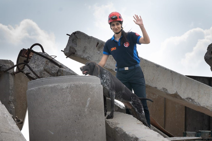 Şimdi o başka canları kurtarıyor! Üç yıl önce İzmir depreminde ailesiyle enkaz altında kalan Simge