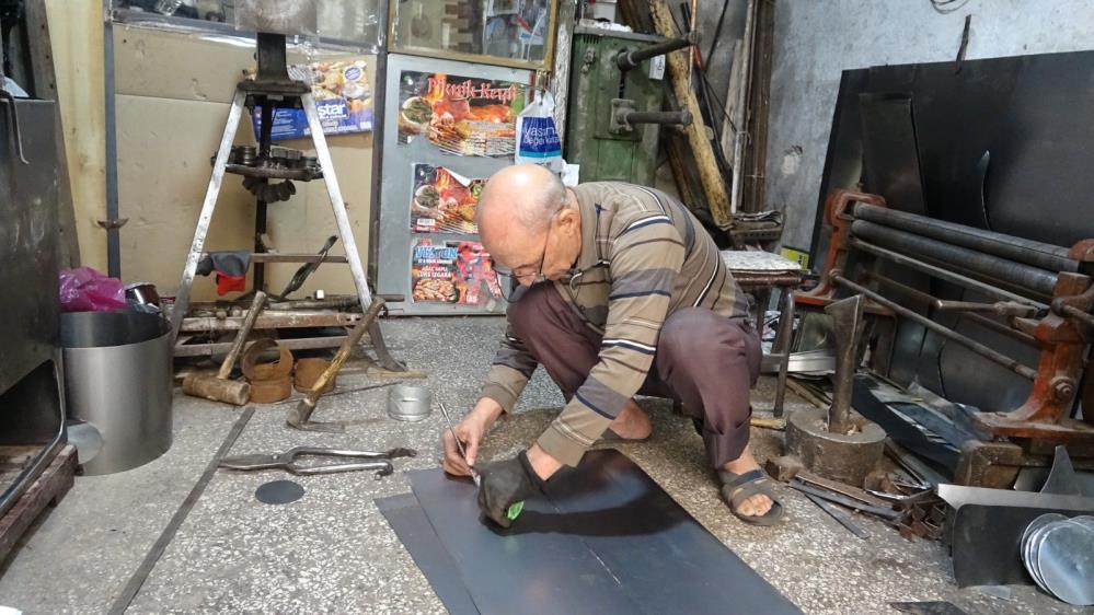Soba ustasından zehirlenmelere karşı odun önerisi Mardin’de 35 yıldır soba üretimi yapan usta, kış aylarında zehirlenmelere
