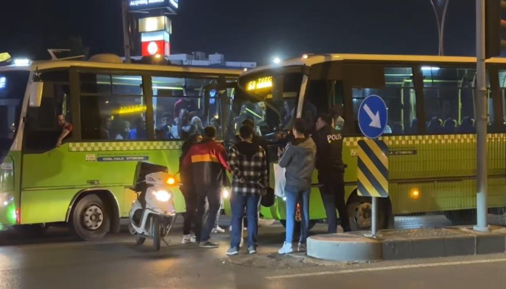 Kocaeli’nin İzmit ilçesinde seyir halinde olan motosikletli, kendisini sıkıştırdığını iddia