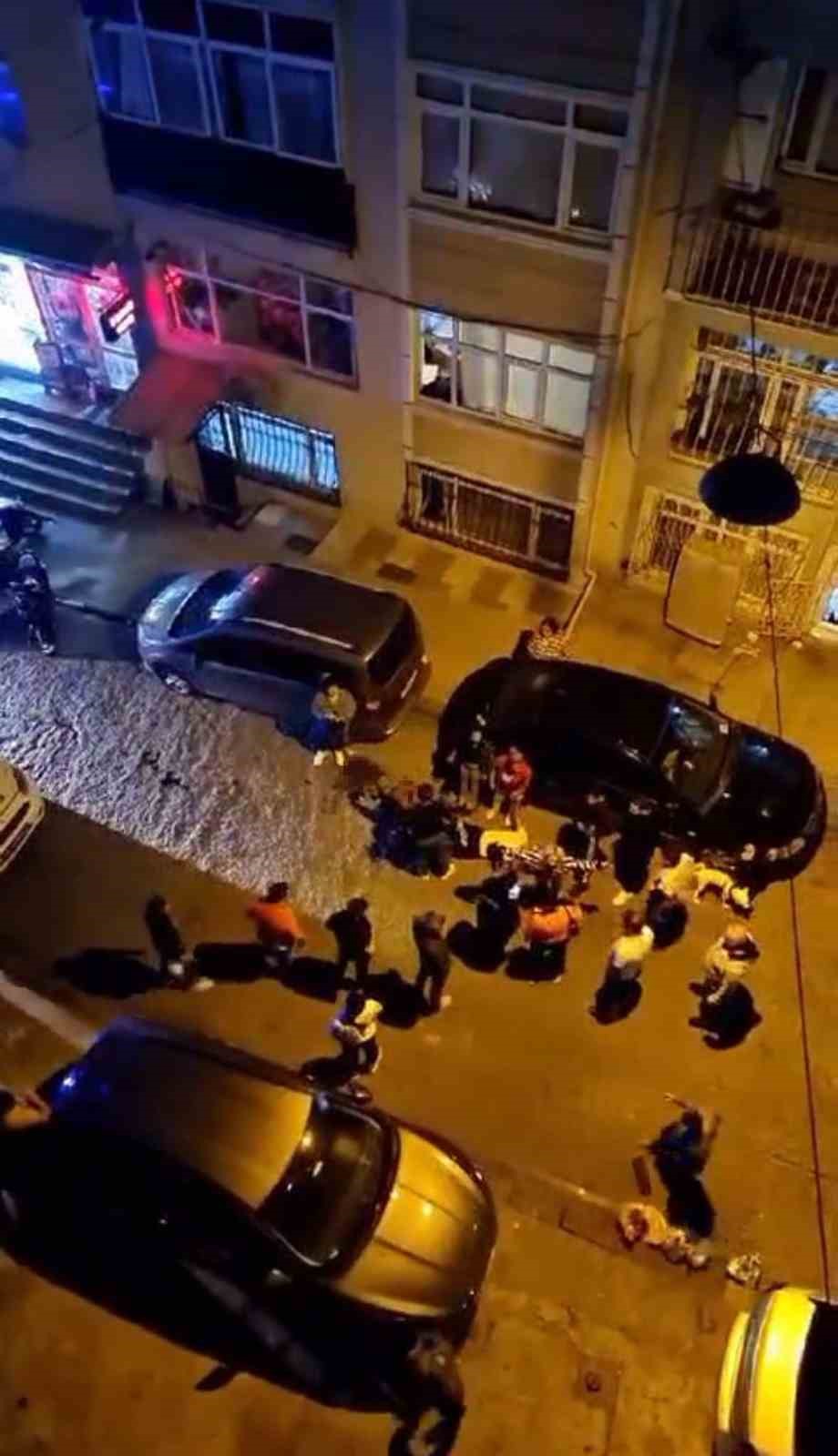 İSTANBUL KULAKSIZ’TA BİR ŞAHIS, TARTIŞTIĞI DÜNÜRÜNÜ SOKAK ORTASINDA SİLAHLA BACAĞINDAN