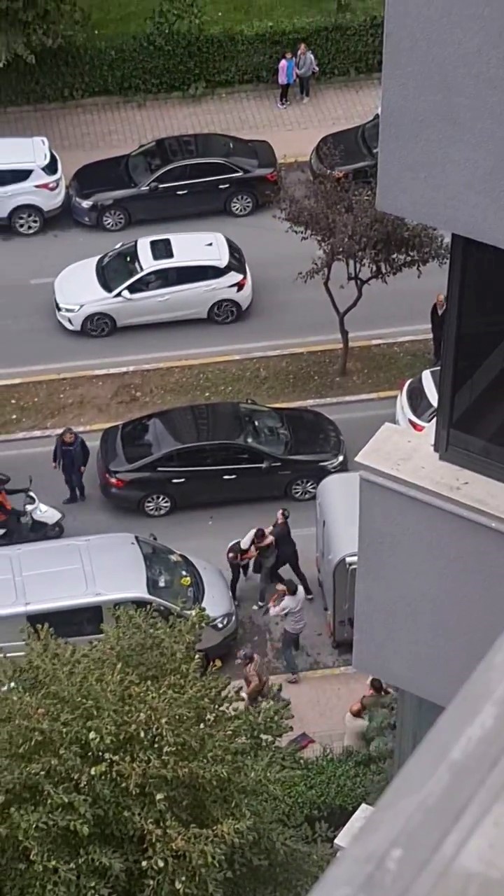 Sözlü tartışma sopalı kavgaya dönüştü BEYLİKDÜZÜ’NDE İKİ GRUP ARASINDA BAŞLAYAN TARTIŞMA, KISA SÜREDE SOPALI KAVGAYA
