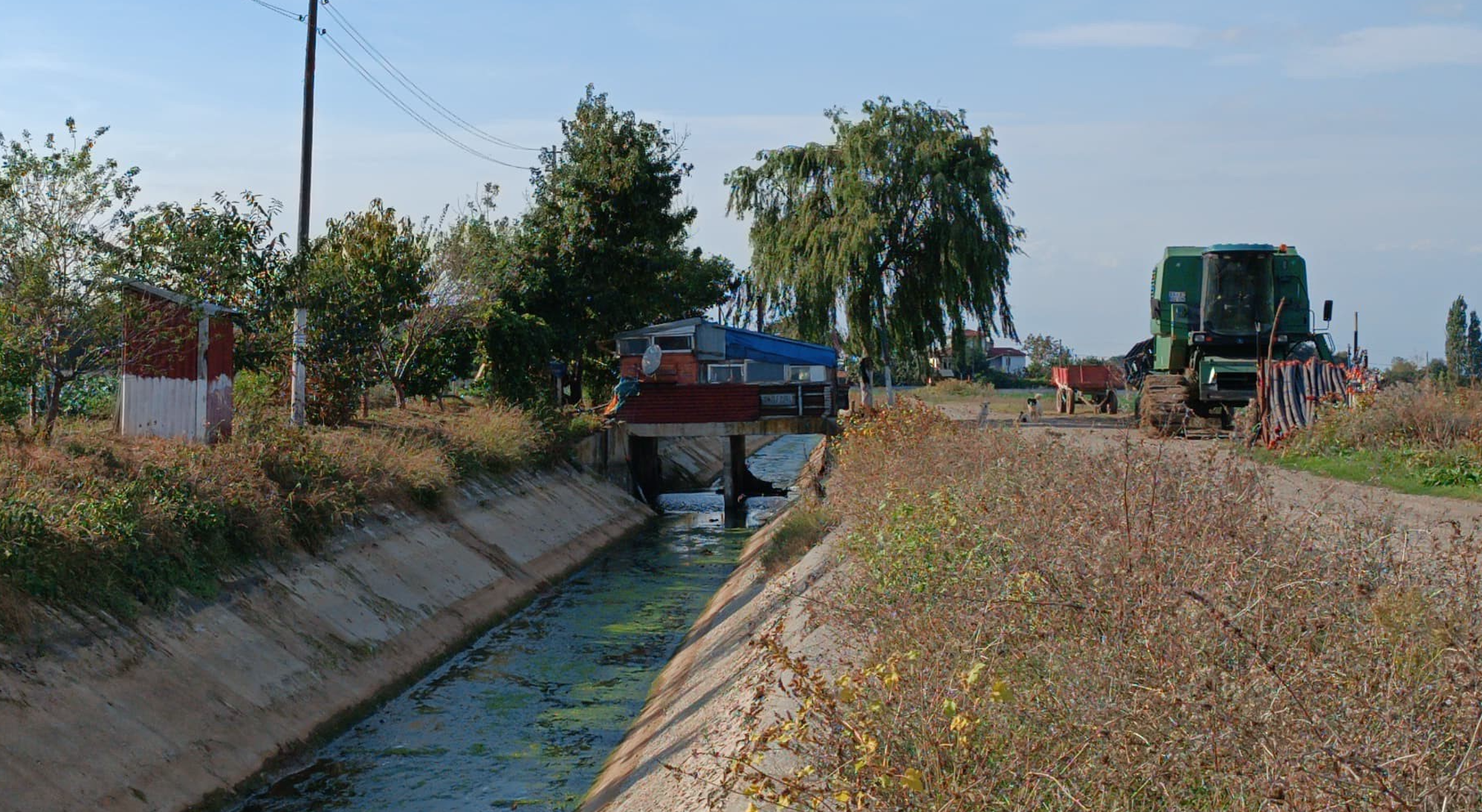 Samsun’da sulama kanalı üzerine yapılan kulübe insanların ilgi odağı oldu.
