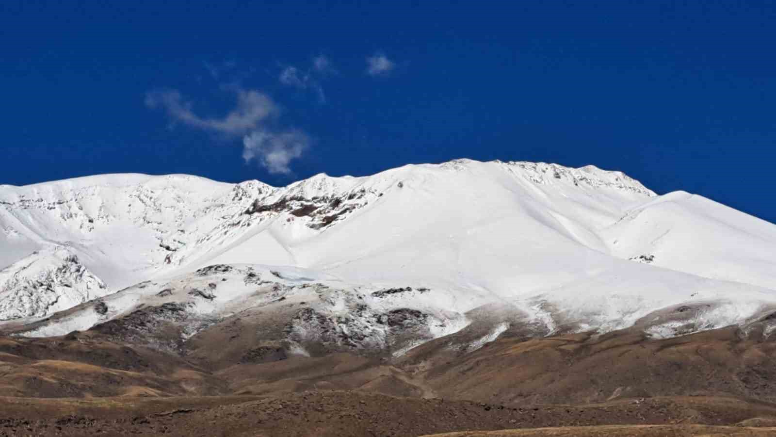 BİTLİS’İN ADİLCEVAZ İLÇESİNDE BULUNAN 4 BİN 58 METRE YÜKSEKLİĞİNDEKİ SÜPHAN