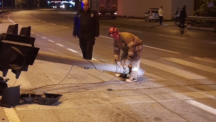 SUSURLUK’TA AÇIK KALAN KAMYONUN DAMPERİ TRAFİK DİREKLERİNİ YERİNDEN SÖKTÜ, GEÇTİ