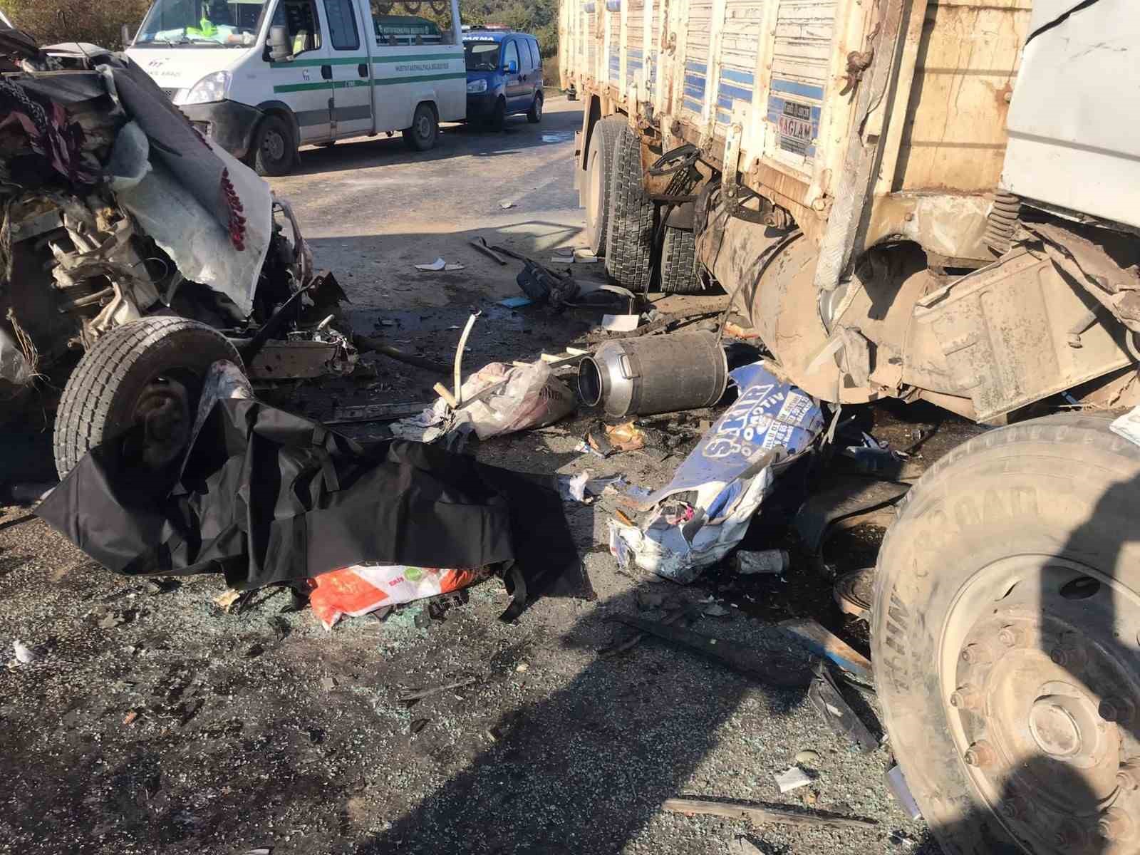 BURSA'NIN MUSTAFAKEMALPAŞA İLÇESİNDE SÜT TOPLAMA ARACI İLE KAMYONUN KARIŞTIĞI KAZADA