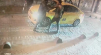Beyoğlu’nda bir şahıs kız arkadaşına laf atan taksici tarafından darp