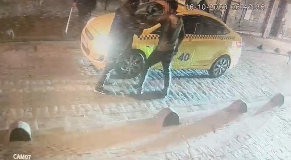 Beyoğlu’nda bir şahıs kız arkadaşına laf atan taksici tarafından darp