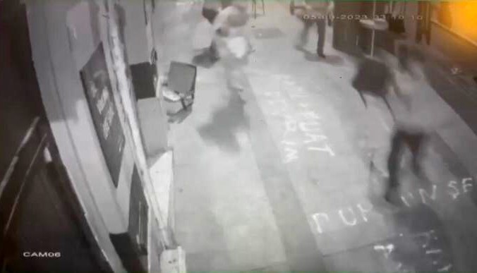 Taksim’de genç çifte çivili sopalı saldırı BEYOĞLU’NDA GENÇ KADIN VE ARKADAŞI, BİR GECE KULÜBÜNÜN ÇALIŞANLARI TARAFINDAN