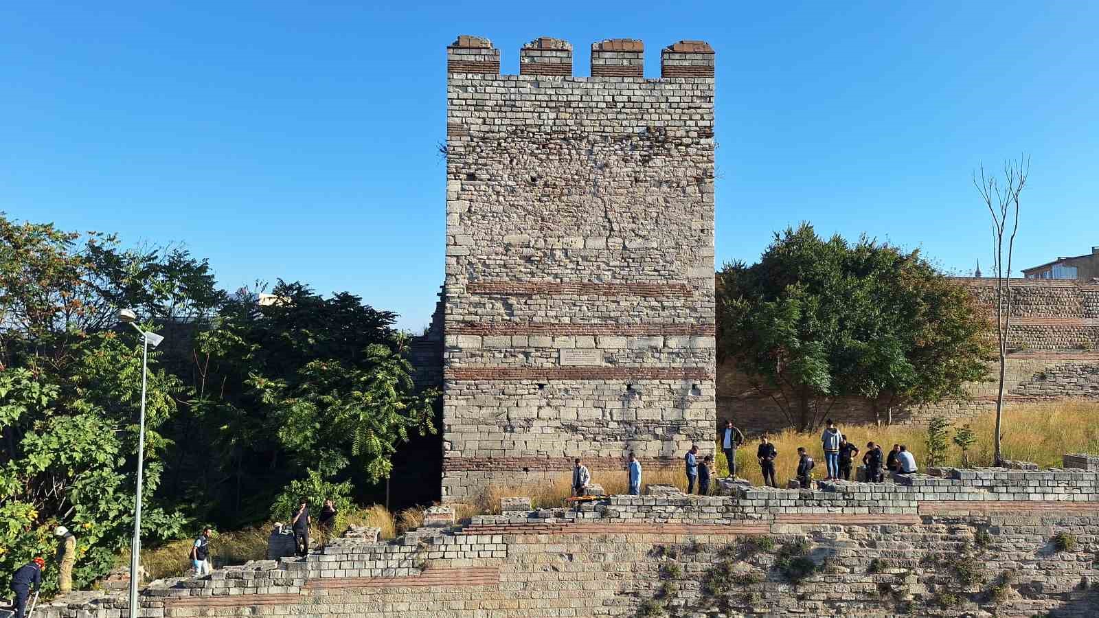 Tarihi Topkapı Surlarında erkek cesedi bulundu FATİH TARİHİ TOPKAPI SURLARINDA BULUNAN ERKEK CESEDİ BULUNDU. POLİS EKİPLERİNİN
