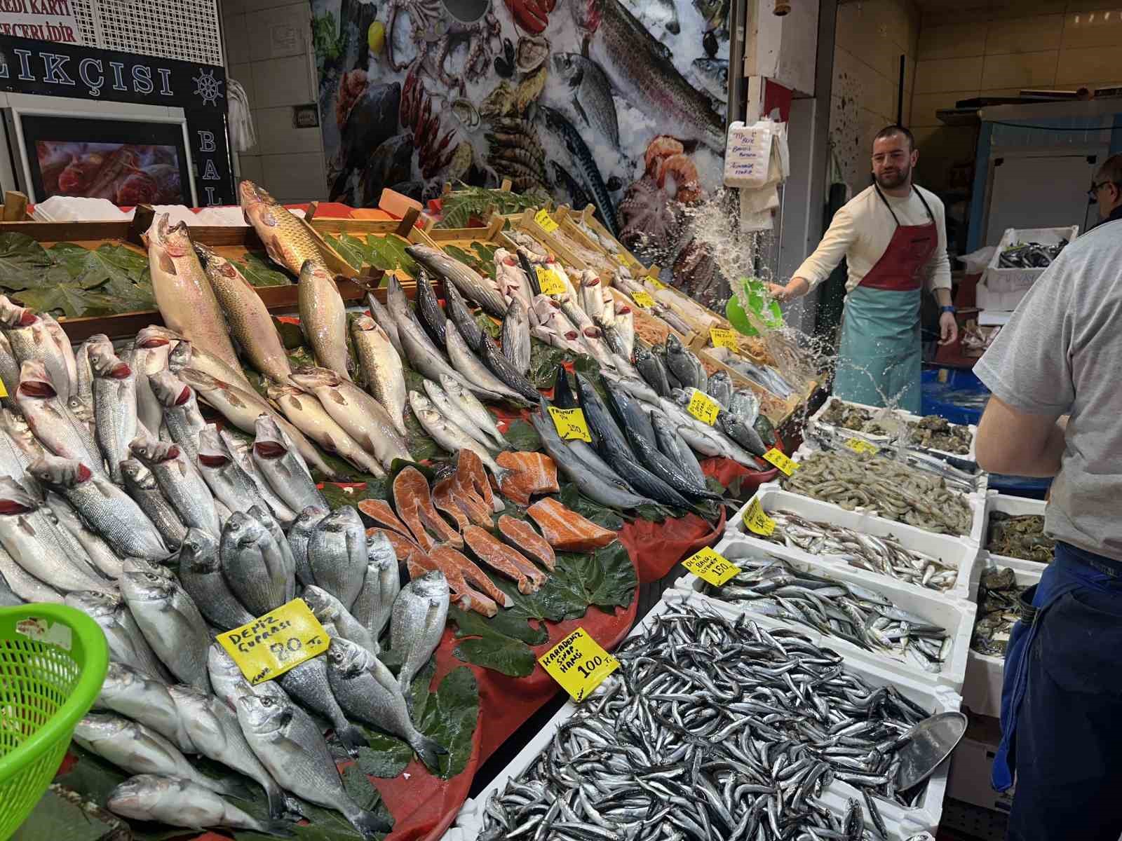 Tezgahlarda hamsi bolluğu devam ediyor İSTANBUL'DAKİ BALIK TEZGAHLARINDA BOLLUK YAŞANIYOR. KARAKÖY BALIKÇILAR ÇARŞISI’NDA HAMSİ BOLLUĞUNUN