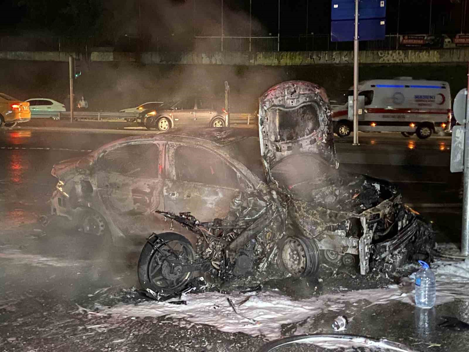 GAZİOSMANPAŞA’DA TİCARİ TAKSİYLE MOTOSİKLET ÇARPIŞTI: MOTOSİKLETTEKİ BİR KİŞİ AĞACA UÇTU,