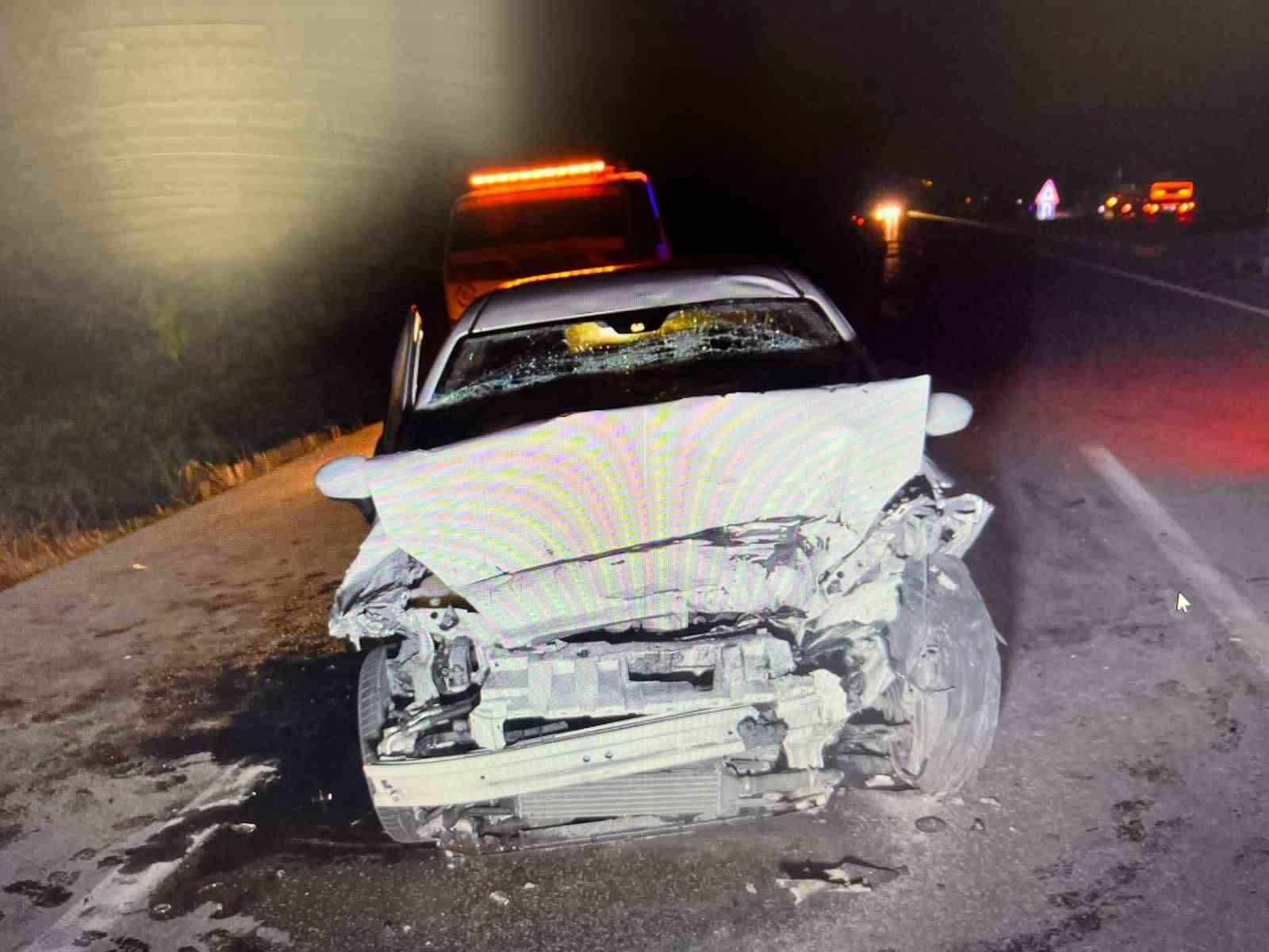 AFYONKARAHİSAR’DA KONTROLDEN ÇIKARAK ÖNÜNDE SEYREDEN TIRA ARKADAN ÇARPAN OTOMOBİLİN SÜRÜCÜSÜ