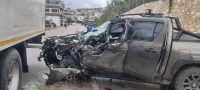 BURSA’DA YAĞIŞLI HAVADA DİREKSİYON HAKİMİYETİNİ KAYBEDEN SÜRÜCÜ, SEYİR HALİNDEKİ TIRIN