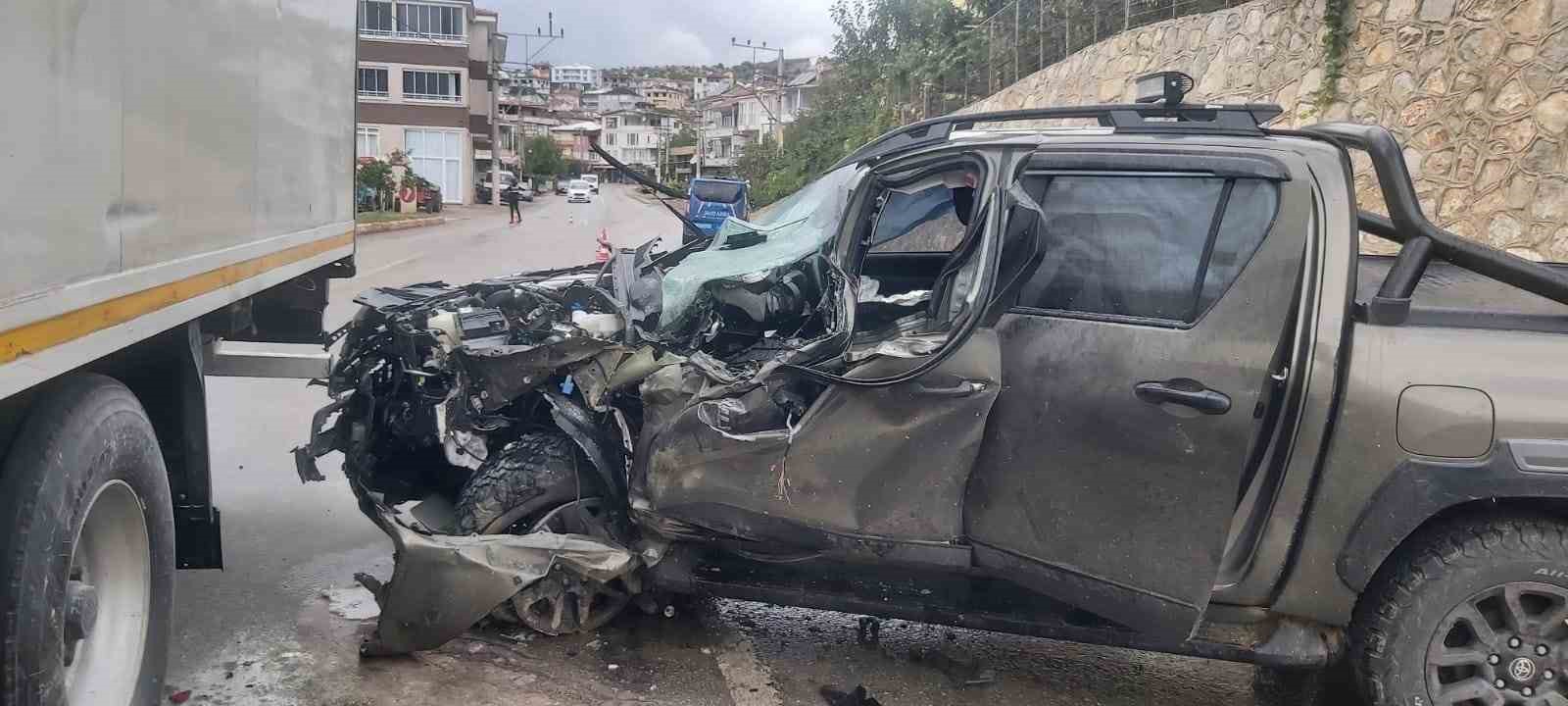BURSA’DA YAĞIŞLI HAVADA DİREKSİYON HAKİMİYETİNİ KAYBEDEN SÜRÜCÜ, SEYİR HALİNDEKİ TIRIN