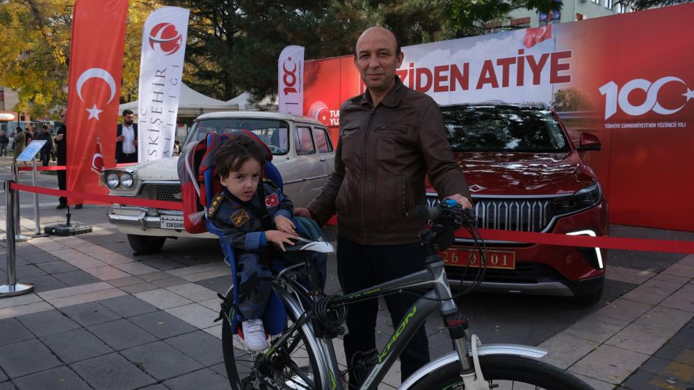 Eskişehir’de vatandaşlar, 29 Ekim Cumhuriyet Bayramı’nın 100. yılını yerli otomobiller
