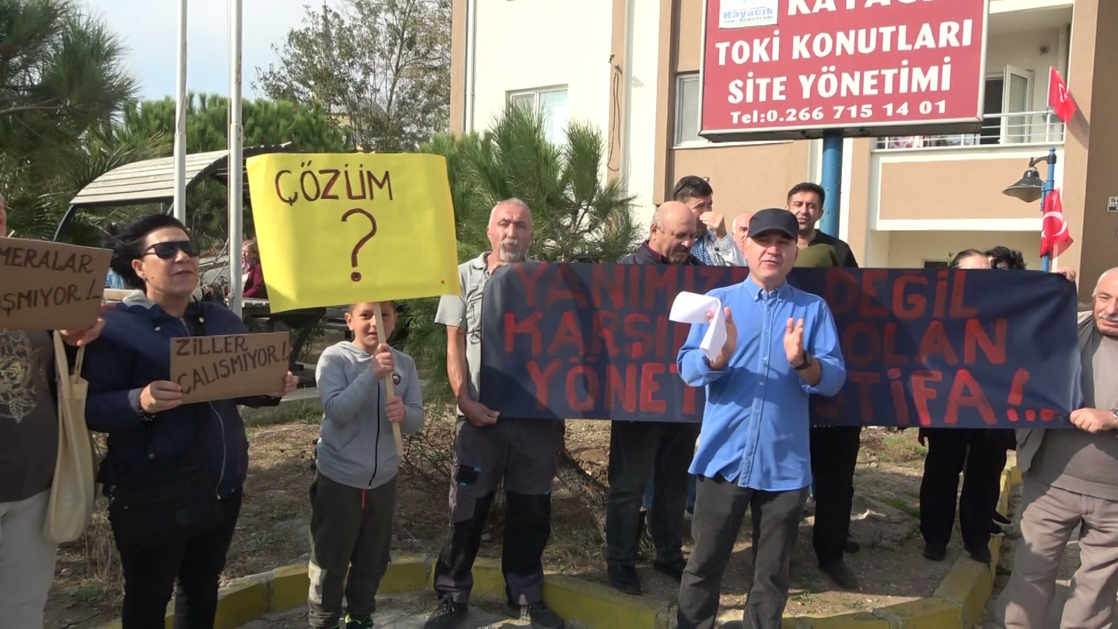 TOKİ’de sorunlar bitmiyor Bandırma Kayacık TOKİ konutlarında bir grup ev sahibi, yaşadıkları sorunlara