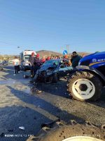 BALIKESİR'DE TRAKTÖR İLE OTOMOBİL KAZA YAPTI: 2 YARALI