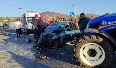 Traktör ile otomobil kaza yaptı: 2 yaralı