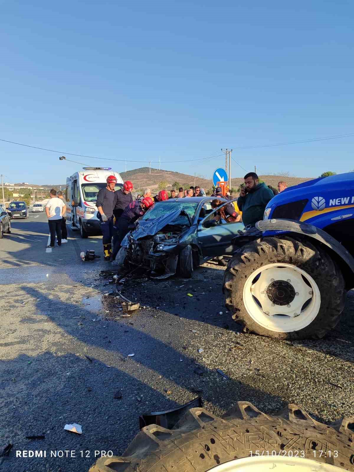 BALIKESİR'DE TRAKTÖR İLE OTOMOBİL KAZA YAPTI: 2 YARALI