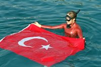 Dünya rekortmeni Şahika Ercümen, Cumhuriyet için Türk bayrağını denizde dalgalandırdı