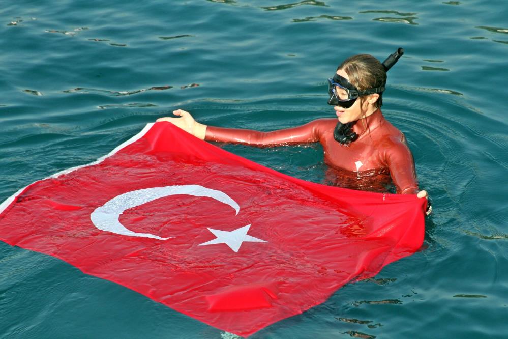 Dünya rekortmeni Şahika Ercümen, Cumhuriyet için Türk bayrağını denizde dalgalandırdı Dünya rekortmeni milli sporcu Şahika Ercümen, Cumhuriyetin 100. yılına özel