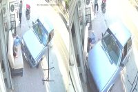 Adana’da bir kişiye iş yerinin önündeki kanepede uyuduğu sırada otomobil