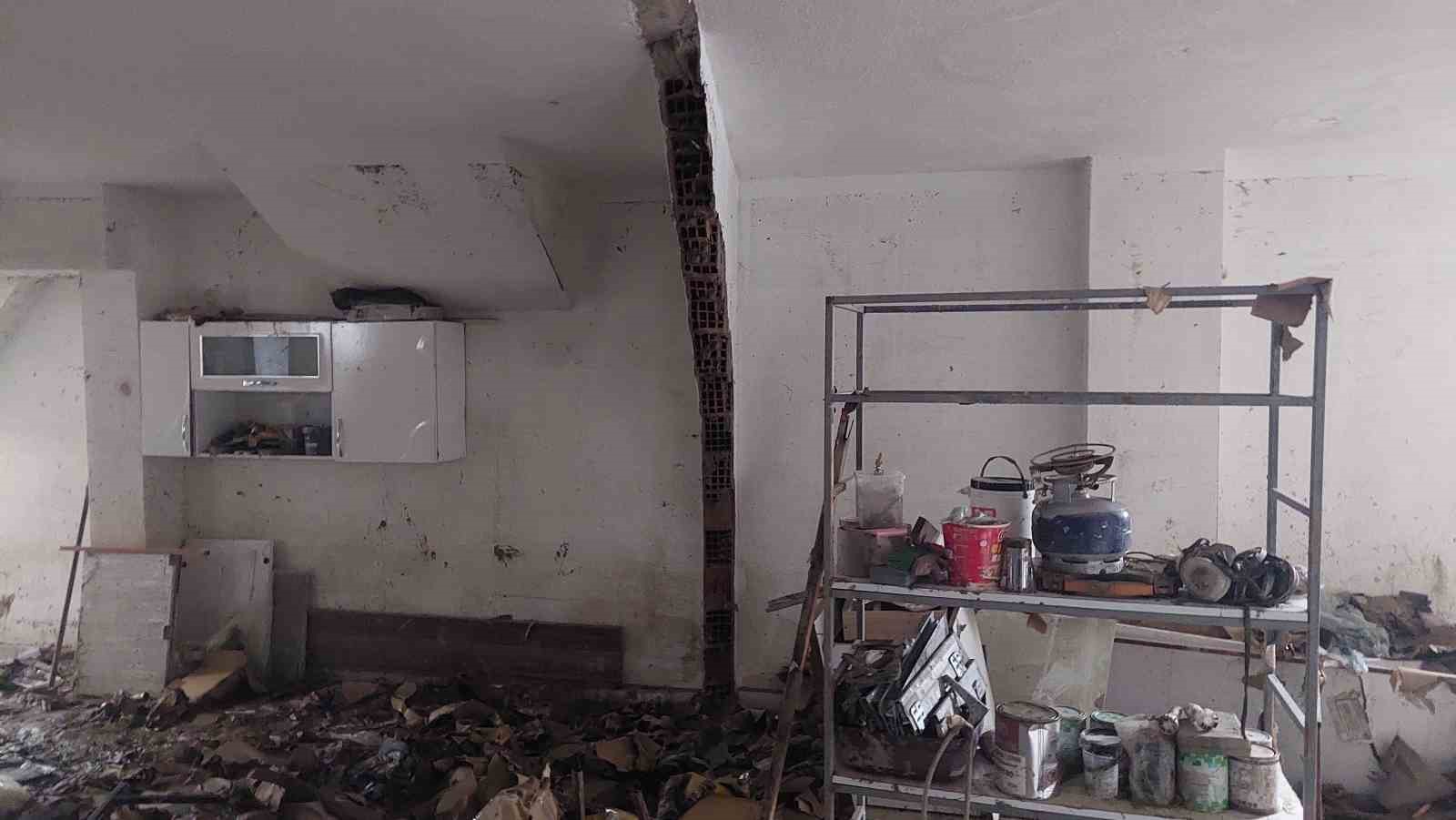ARNAVUTKÖY’DEKİ YAĞIŞ DUVARI YIKTI, KOMŞU İKİ DÜKKAN BİRLEŞTİ