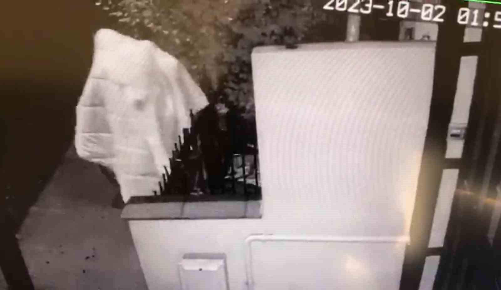 YALOVA’DA BAŞINA ÇARŞAF GEÇİREN VE ADETA HAYALETE BENZEYE HIRSIZIN BİNANIN