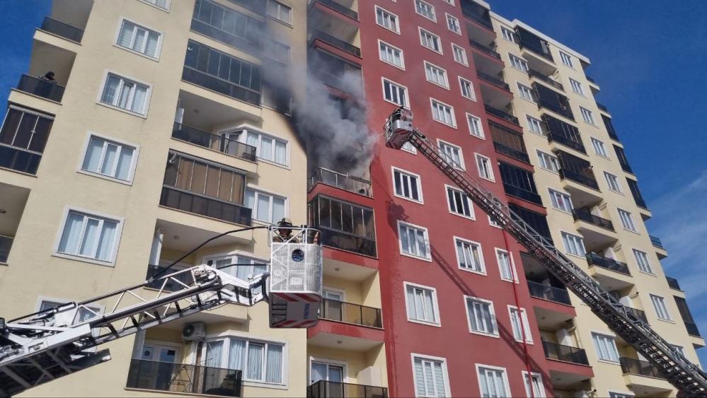 Bursa’da 11 katlı apartmanda can pazarı Bursa’da 11 katlı apartmanın 5. katında mutfakta başlayan yangın tüm