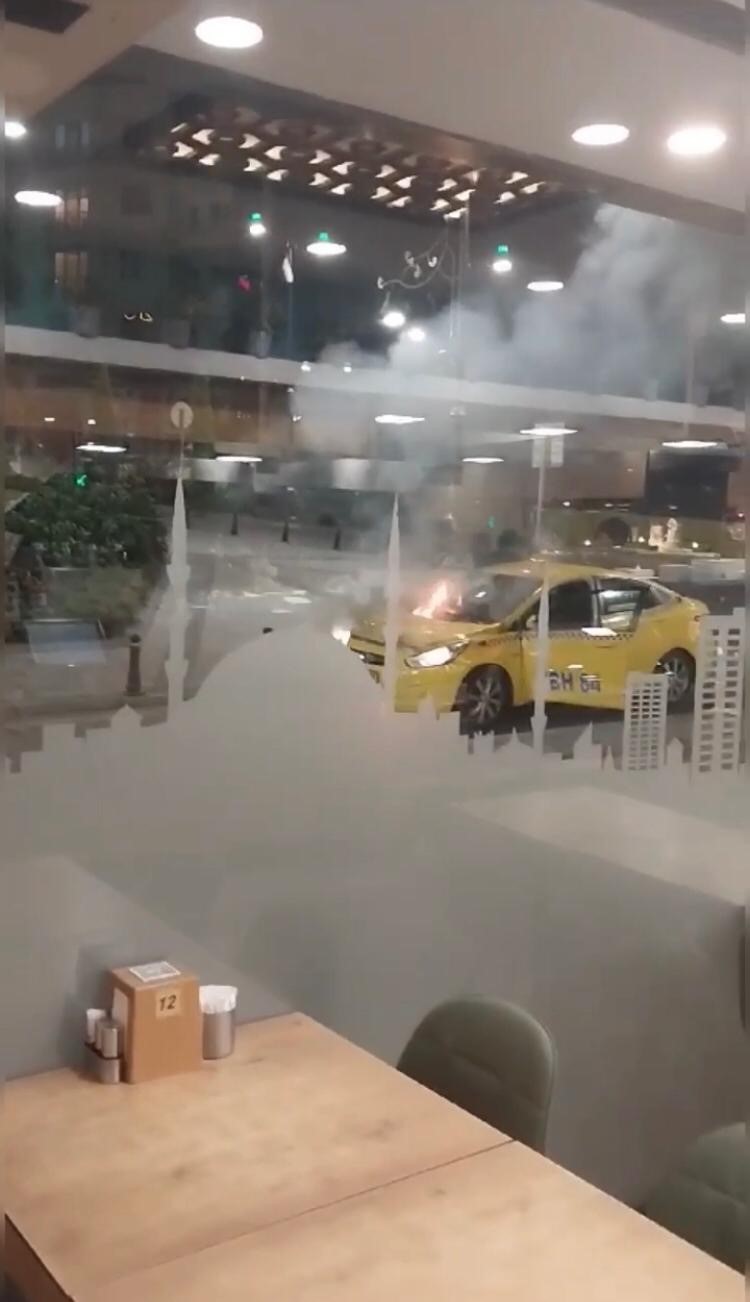 KAĞITHANE’DE BİR TAKSİ, BİLİNMEYEN BİR SEBEPLE BİR ANDA CADDE ORTASINDA