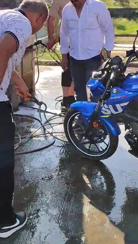 Yarış motoru sürerken direksiyondan yılan çıktı SAMSUN’DA YOLDA SEYİR HALİNDE OLAN YARIŞ MOTORUNUN DİREKSİYONUNDAN BİR ANDA