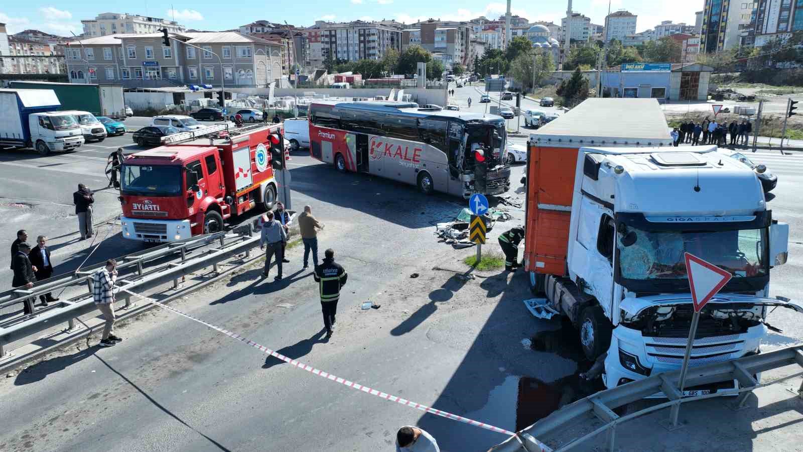 Yolcu otobüsü tırla çarpıştı TEKİRDAĞ ÇERKEZKÖY-ÇORLU YOLU KIZILPINAR IŞIKLI KAVŞAKTA OTOBÜS İLE TIRIN ÇARPIŞMASI