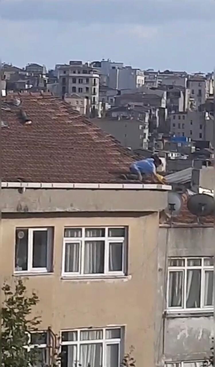 BEYOĞLU’NDA BİR BİNANIN ÇATISINDA BULUNAN KİŞİNİN GÜVENLİK ÖNLEMİ ALMADAN YAPTIĞI