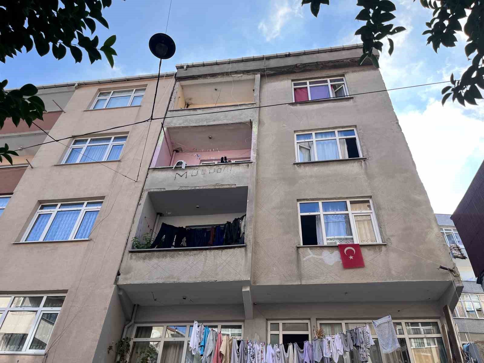 Zemininde kayma yaşanan bina mühürlendi ESENLER’DE BİR BİNA, ZEMİNİNDE YAŞANAN KAYMA NEDENİYLE ZABITA EKİPLERİ TARAFINDAN
