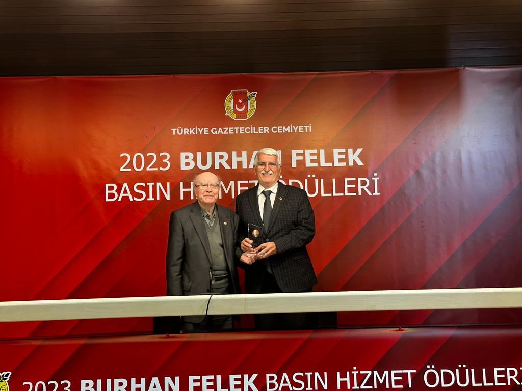 Bandırmalı Gazeteci-Yazar Önder Balıkçı, “Burhan Felek Basın Hizmet Ödülü”nü törenle