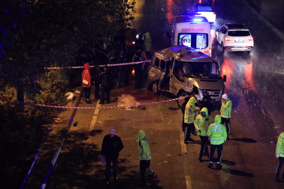 16 yaşındaki sürücünün kullandığı minibüs ağaca çarptı: 3 ölü, 4 yaralı Konya’da 16 yaşındaki sürücünün kullandığı minibüs, yağmur nedeniyle kayganlaşan yolda