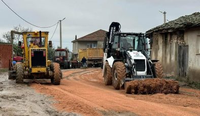 Bandırma Belediyesi fırtınadan etkilenen mahallelerin yaralarını sarıyor