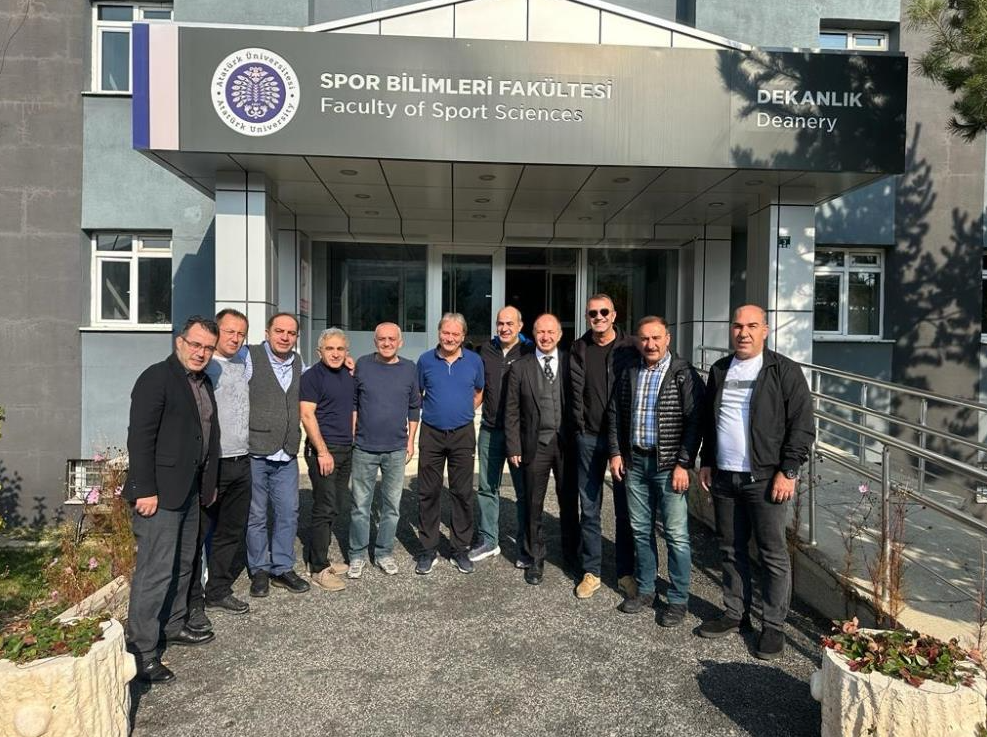 Yıllar sonra bir araya gelen Atatürk Üniversitesi Beden Eğitimi ve