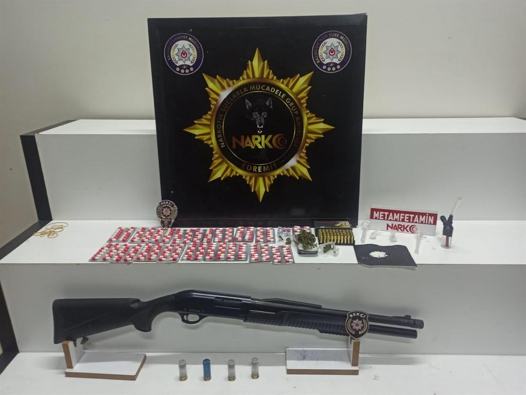 Polis operasyonunda 247 adet uyuşturucu hap ele geçirildi Balıkesir’in Edremit ilçesinde iki şüphelinin durdurulan aracında yapılan aramada çok
