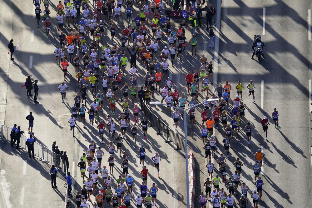  İstanbul Büyükşehir Belediyesi iştiraki Spor İstanbul tarafından düzenlenen, 45. İstanbul Maratonu başladı.‘Dünyanın kıtalararası koşulan tek maratonu’ unvanını
