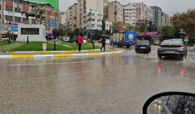 Bandırma,yağmur ve fırtınaya hazırlıksız yakalandı