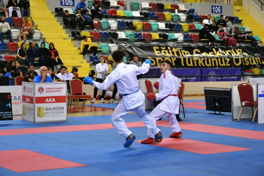 Karate Milli Takımına seçilmek için genç sporcular Tatami minderine çıktı.