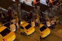 Bursa’da yolda tartıştığı kişiye sinirlenen kadın arka arkaya tokat attı.