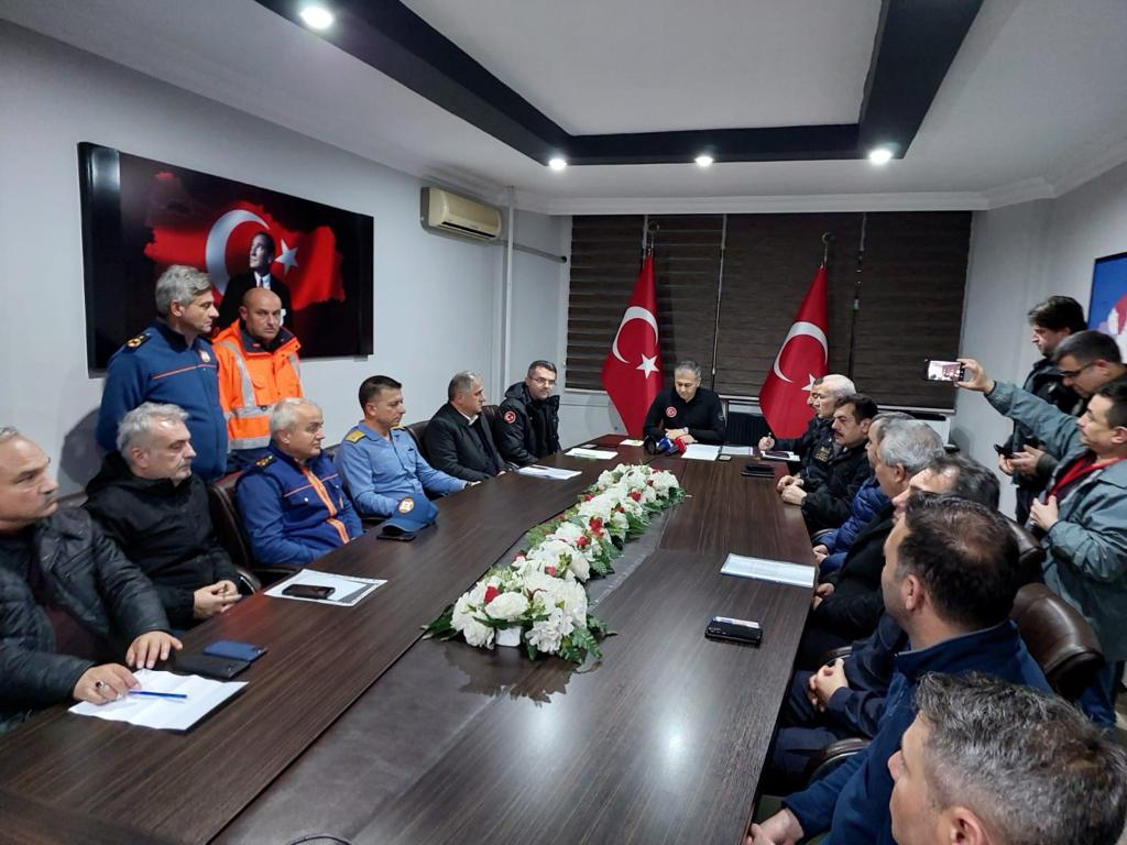Bakan Yerlikaya: “Kafkametler isimli kuru yük gemisi batmıştır, 12 mürettebata halen ulaşılamamıştır” İçişleri Bakanı Ali Yerlikaya, Zonguldak’ın Kdz. Ereğli ilçesini ziyaret ederek,