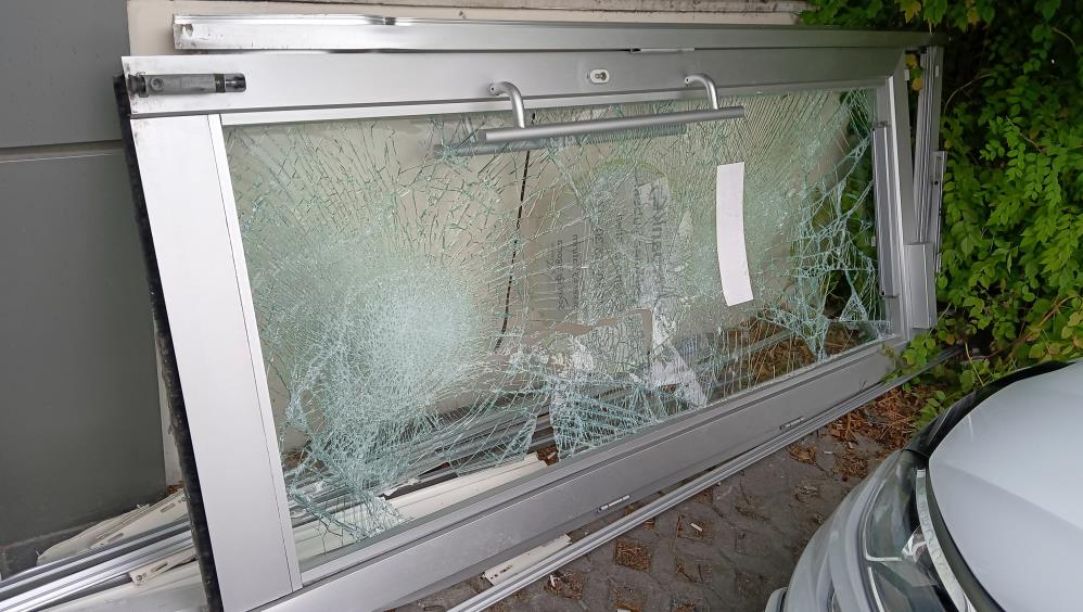 Alkollü sürücü otomobiliyle banka şubesine daldı Ankara’da alkolün etkisinde olduğu ileri sürülen bir sürücünün banka şubesine