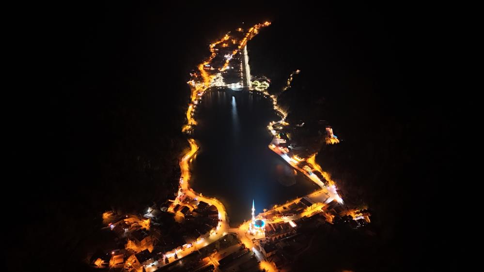 Uzungöl geceleri ışıl ışıl Türkiye’nin ve Doğu Karadeniz Bölgesi’nin en önemli turizm merkezleri arasında