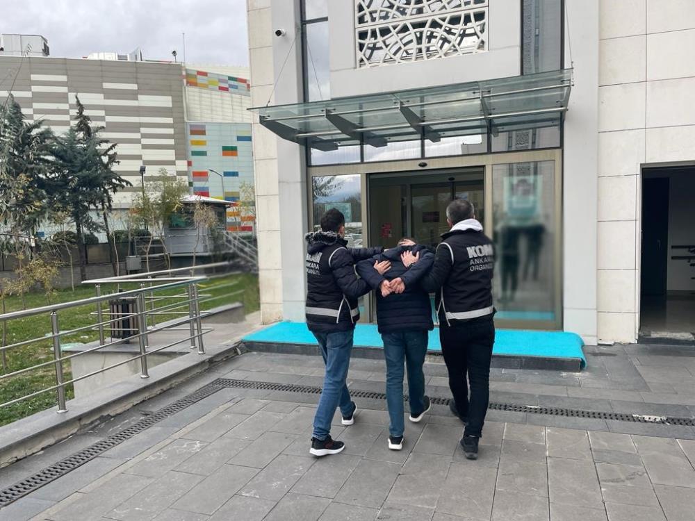 FETÖ üyeliğinden 7 yıldır aranan ihraç emniyet amiri yakalandı Ankara polisinin düzenlediği operasyonda, FETÖ üyeliğinden 7 yıldır aranan ihraç