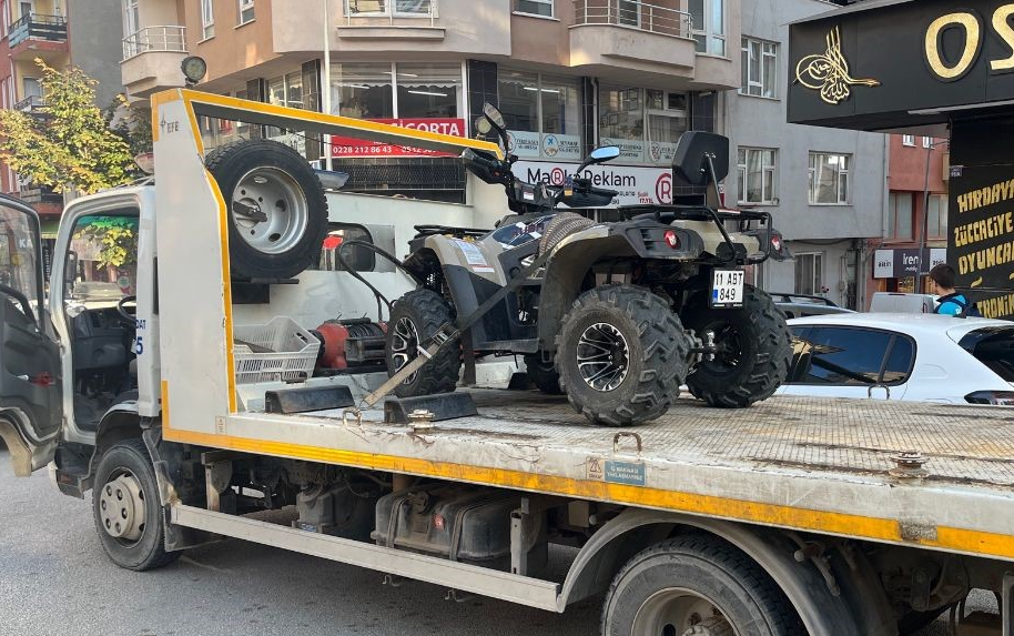 Bilecik’te İl Emniyet Müdürlüğü önünde ATV aracıyla drift atan sürücüye