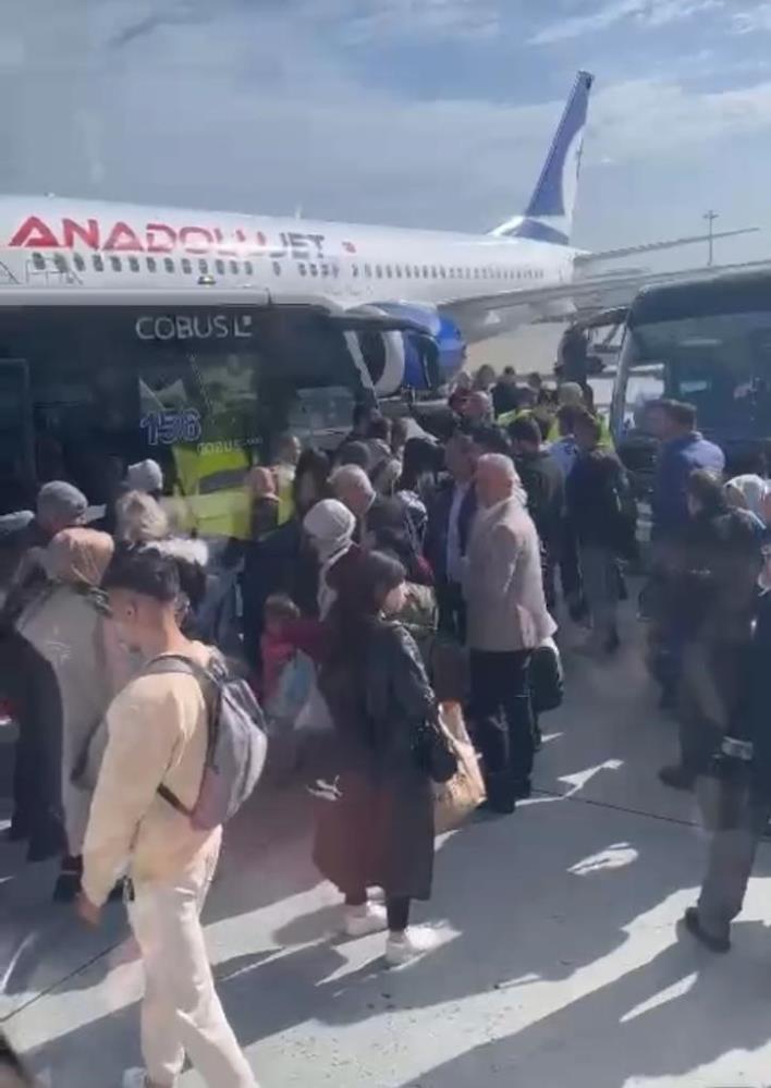 İstanbul Sabiha Gökçen Havalimanı’ndan Batman’a giden Anadolujet uçağı, iki yolcunun