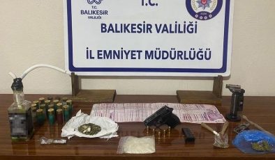 Bandırma ve Gönen’deki aramalarda uyuşturucu madde, silah ve para ele geçirildi